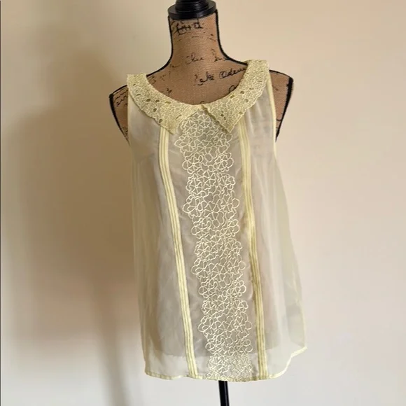 Elegant Yellow Sleeveless Blouse with Lace Detail - Picture 1 of 5